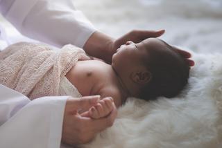 Zniekształcona główka niemowlaka - czy to odwracalne i czy pomogą specjalne poduszki?