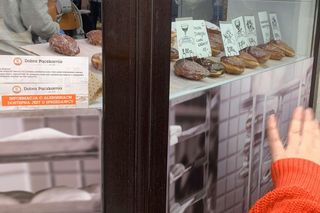 Bydgoszczanie stoją w kolejkach po pączki. Te z powidłami i konfiturą różaną wygrywają!