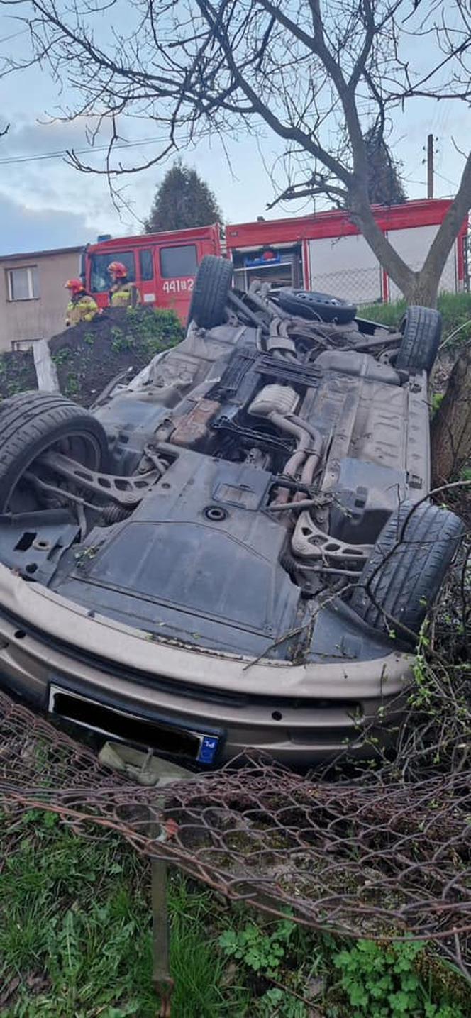 Dąbrowa Górnicza: Samochód wypadł z drogi i dachował na prywatnej posesji. Cud, że nikt nie zginął