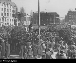 Tak kiedyś wyglądały uroczystości i manifestacje na placu Wolności w Poznaniu