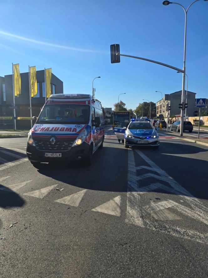 Potworny wypadek w Warszawie. Roztrzaskane trzy samochody, w tym jeden radiowóz. Policjanci trafili do szpitala