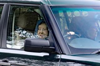Królowa Elżbieta II prowadzi auto