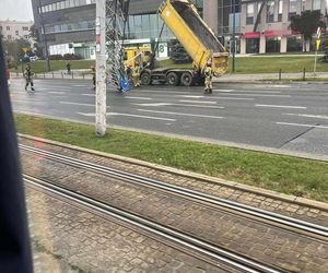  42-latek nie zamknął wywrotki i zniszczył bramownicę. Dostał ogromny mandat [ZDJĘCIA].