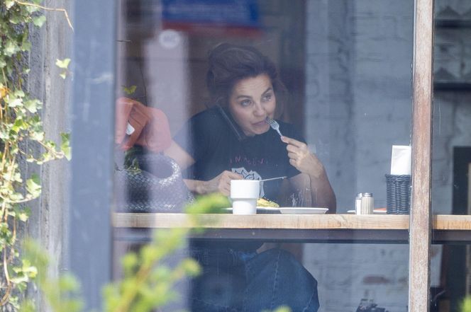 Małgorzata Socha stroi miny przy bajglu