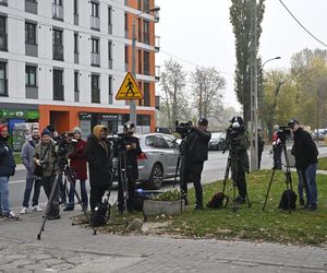 Oczekiwanie na wyjście ks. Michała Olszewskiego na wolność