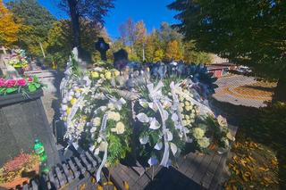 Tomasz zginął w tragicznym wypadku BMW w Dobrzechowie.  Jego grób tonie w morzu kwiatów [GALERIA]