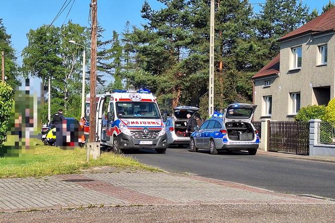 Otworzyli drzwi samochodu, a potem uderzyli nimi motorowerzystę. Trafił on do szpitala 