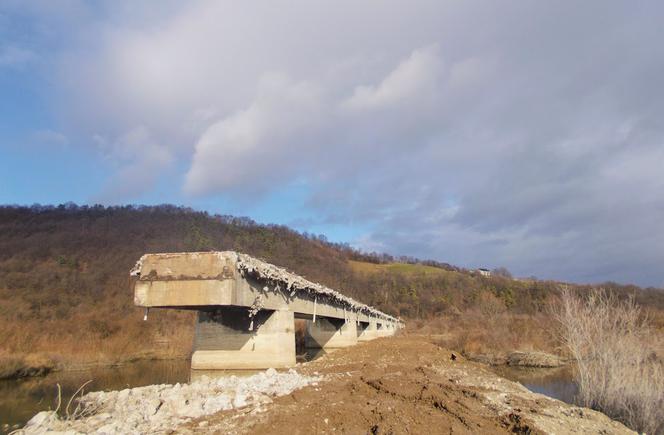 Stary most w Kurowie znika z krajobrazu.  Trwa rozbiórka konstrukcji!