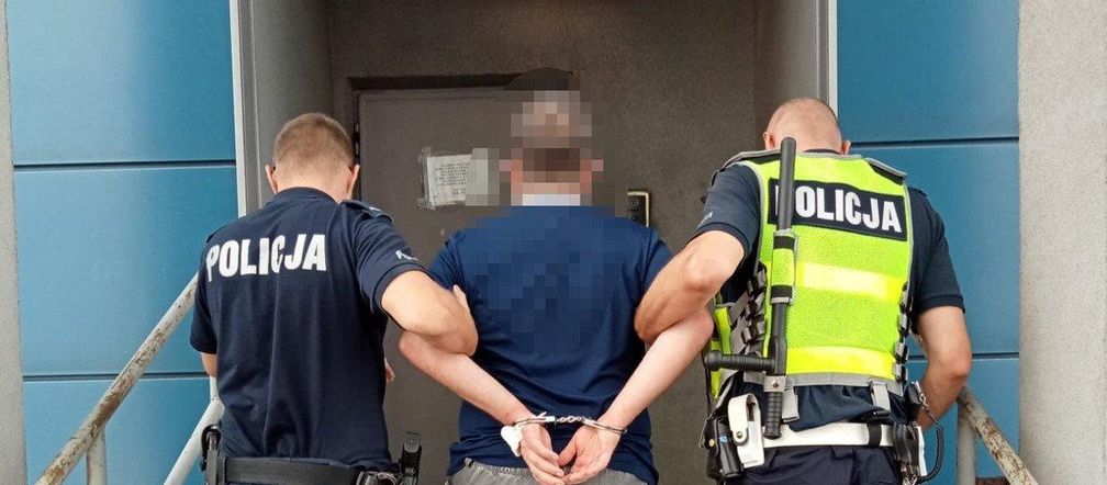 39-latek wjechał w rabatkę przy bloku i uciekł do swojego mieszkania. Później było tylko gorzej