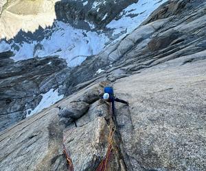 Andrzej Ficek, Roman Forysiak i Szymon Podosek z Klubu Wysokogórskiego w Bielsku-Białej, pokonali klasyczną drogę na szczyt Petit Dru w masywie Mont Blanc