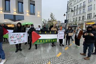 Protest w Łodzi. Zebrali się w centrum miasta by pokazać solidarność z Palestyną [ZDJĘCIA]