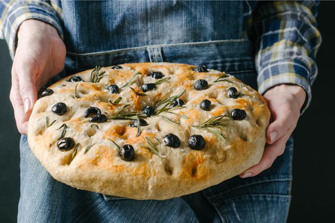 Focaccia z rozmarynem: przepis na domowe pieczywo