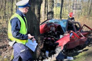 Tragiczny wypadek w Bytomiu. Samochód uderzył w drzewo