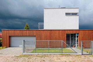 Dom z przeszklonym wejściem