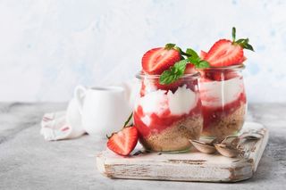 Nie masz czasu na pieczenie? Zrób ten deser z serkiem wiejskim