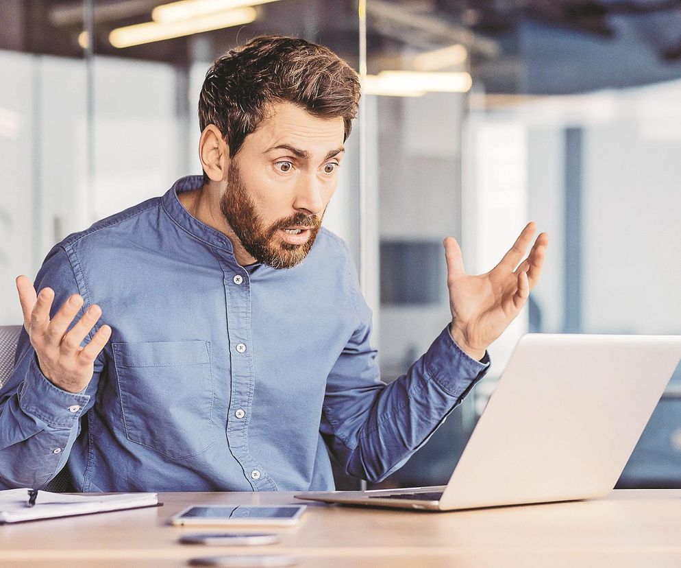 mężczyzna przy komputerze