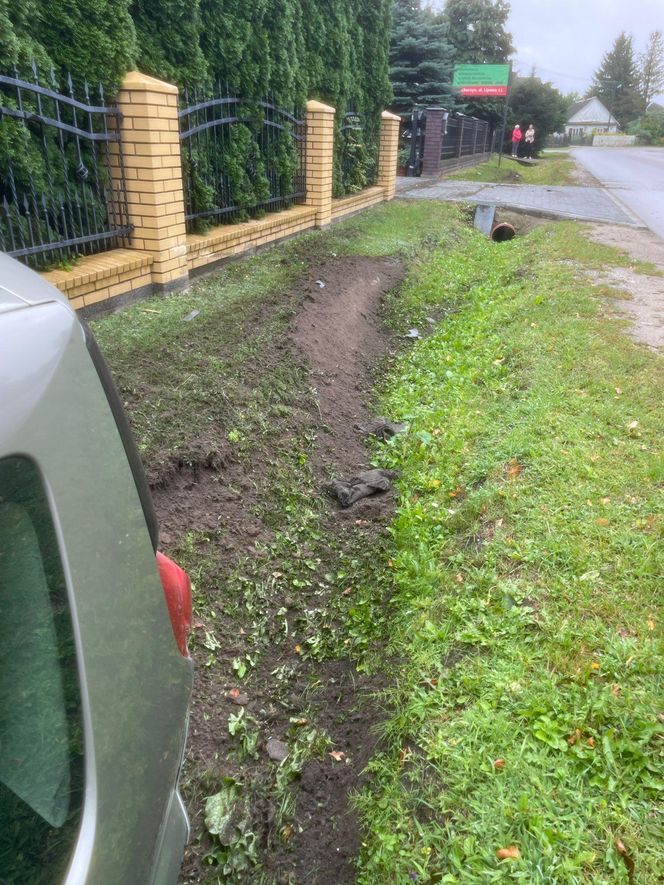 Samochód w rowie, kolizja na DK2
