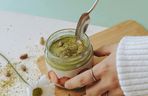 Nie tylko matcha latte. Podpowiadamy, jak jeszcze wykorzystać tę herbatę w kuchni