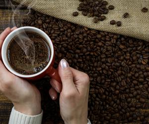 Kto pije kawę, ten będzie dłużej żył i nie dorwie go Alzheimer?