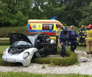 Szczecinek. Wjechał autem do parku, taranując wszystko po drodze! To nie była pomyłka. Więc co się stało?