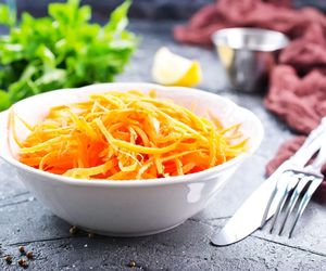 Do surówki z marchewki nie dodaję jabłka. Zamieniłam je na ten owoc 