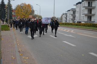 Z KOBIETAMI NIE WYGRACIE w Starachowicach też protestowali przed biurami posłów PiS 