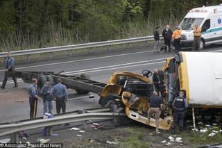 Autobus szkolny ZDERZYŁ SIĘ z ciężarówką. Została z niego miazga [DRASTYCZNE ZDJĘCIA]