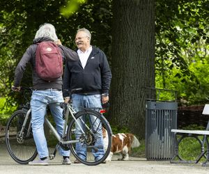 Marek Jakubiak. Pies pomaga mu w kampanii