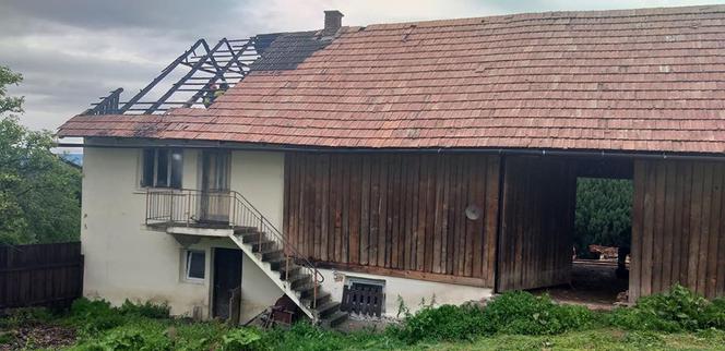 Gaboń. Piorun uderzył w dach budynku! Doszło do pożaru