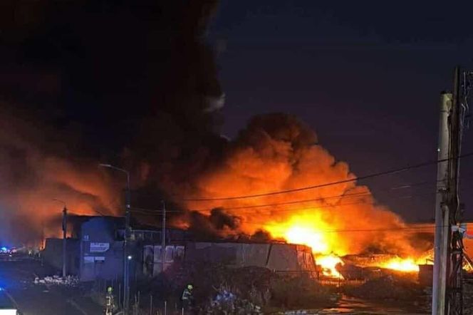 Ogromny pożar w Mińsku Mazowieckiem. Kłęby czarnego dymu widać z daleka! 