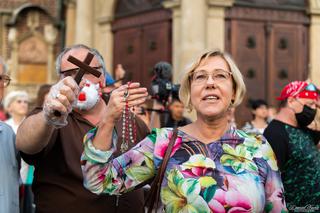 Małopolska kurator oświaty z różańcem na manifestacji środowisk LGBT [ZDJĘCIA]