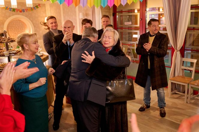 Na Wspólnej, odc. 4000. Maria (Bożena Dykiel), Włodek (Mieczysław Hryniewicz), Roża (Halina Rasiakówna), Bogdan (Wojciech Brzeziński), Roman (Waldemar Obłoza), Igor (Jakub Wesołowski), Kamil (Kazimierz Mazur)