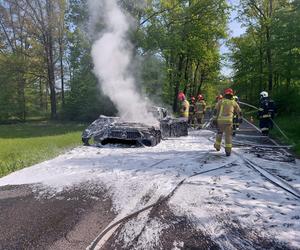 Pożar mercedesa w Lyskach. Auto całkowicie spłonęło