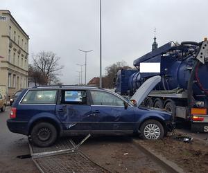 Wypadek na Jana Pawła II w Lesznie. Kierowca osobówki przejechał przez barierki