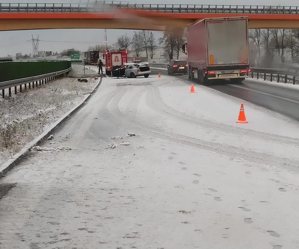 Ciężkie warunki na drogach. Na S7 w Janowie dachowało auto