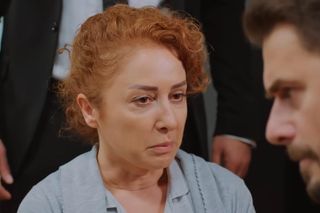 Miłość i nadzieja, odcinek 337: Hulya zaprzeczy, że Bahar zepchnęła ją z balkonu. Kuzey nie uwierzy siostrze? - ZDJĘCIA 