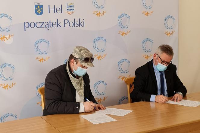 Tomasz Ołdziejewski z burmistrzem Helu podpisują umowę na budowę bursztynowej latarni 