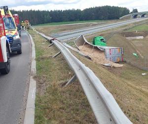 Cieżarówka spadła z wiaduktu na trasie DK 61! Na miejscu działają służby