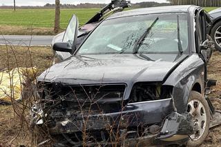 Totalna masakra w Dobrej Woli. Po uderzeniu w drzewo auto złamało się w pół. Kierowca miał dużo szczęścia