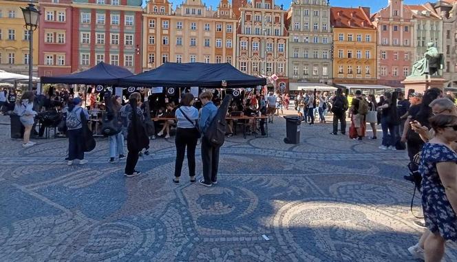 Gitarowy Rekord Świata 2024 we Wrocławiu rozpoczęty! Tak od samego rana wygląda teraz Rynek 