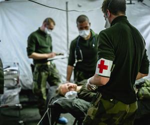 Ćwiczenia wojskowe to nie tylko walka. NATO w Szwecji ćwiczy ewakuację rannych żołnierzy z Finlandii i krajów bałtyckich