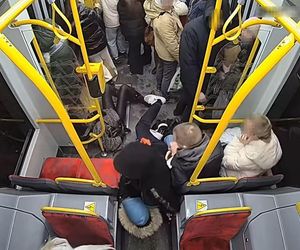 Szokujące sceny z tramwaju w Warszawie. Opublikowano właśnie nagranie. „Trzymaj się mocno”
