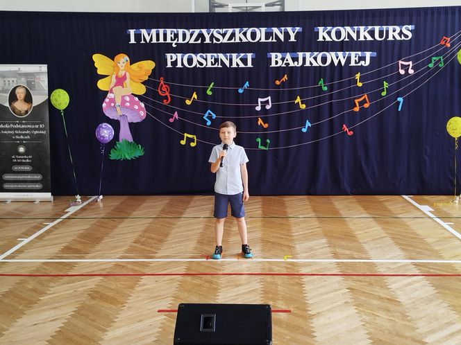 Uczniowie z klas I-III zaprezentowali w SP nr 10 w Siedlcach piosenki z różnych bajek