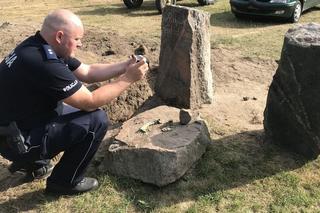 Zabytkowymi drogowskazami ozdobili ogrody. Ważące ponad 500 kg głazy policja odnalazła w gminie Dębno [ZDJĘCIA]