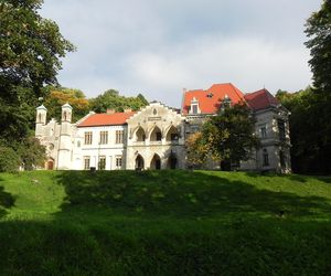 To najpiękniejszy taki pałac w Małopolsce. Jego historia wiąże się z mistyfikacją