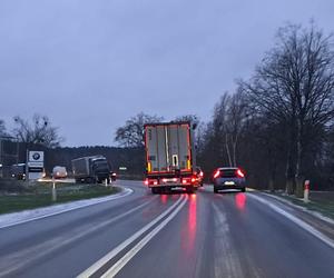 Trudne warunki na drogach w Podlaskiem. Możliwe opady marznące