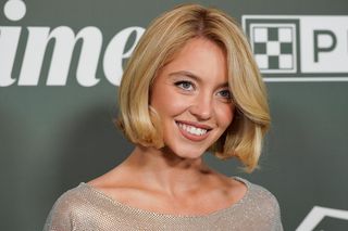 Sydney Sweeney w prześwitującej sukience. Obok m.in. legenda boksu