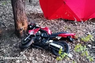 37-latek zginął na miejscu. Motocyklista wypadł z jezdni i uderzył Yamahą w drzewo