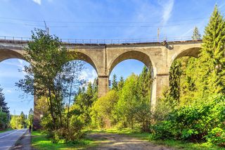 Most kolejowy nad doliną Łabajowa w Wiśle