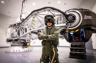 PIlot ukraiński na tle wirówki do ćwiczeń w przeciążeniu